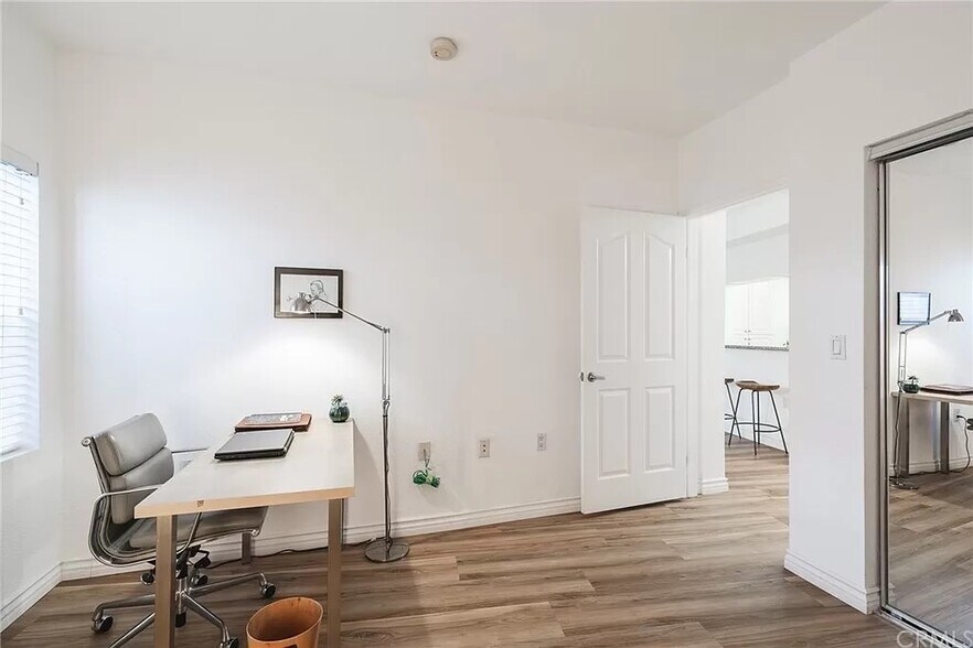 Guest bedroom/office - 838 Pine Ave
