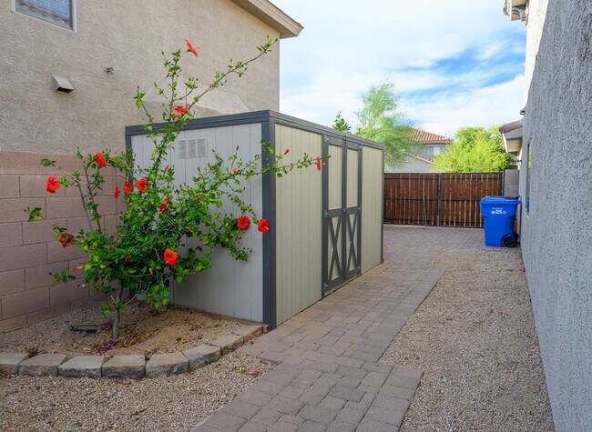 Building Photo - 2521 W Tumbleweed Dr