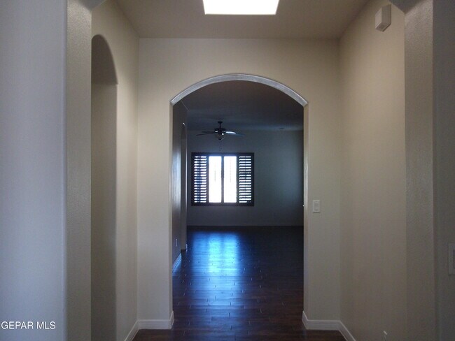Building Photo - 1637 Land Rush St