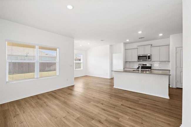 Building Photo - 215 Silver Springs Bend