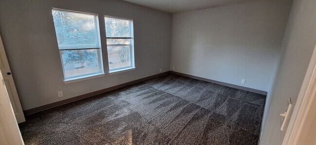 Building Photo - 196 - 3427/3429 SE 3rd