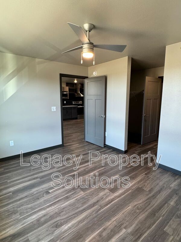 Building Photo - 220 E Greenfield Ln