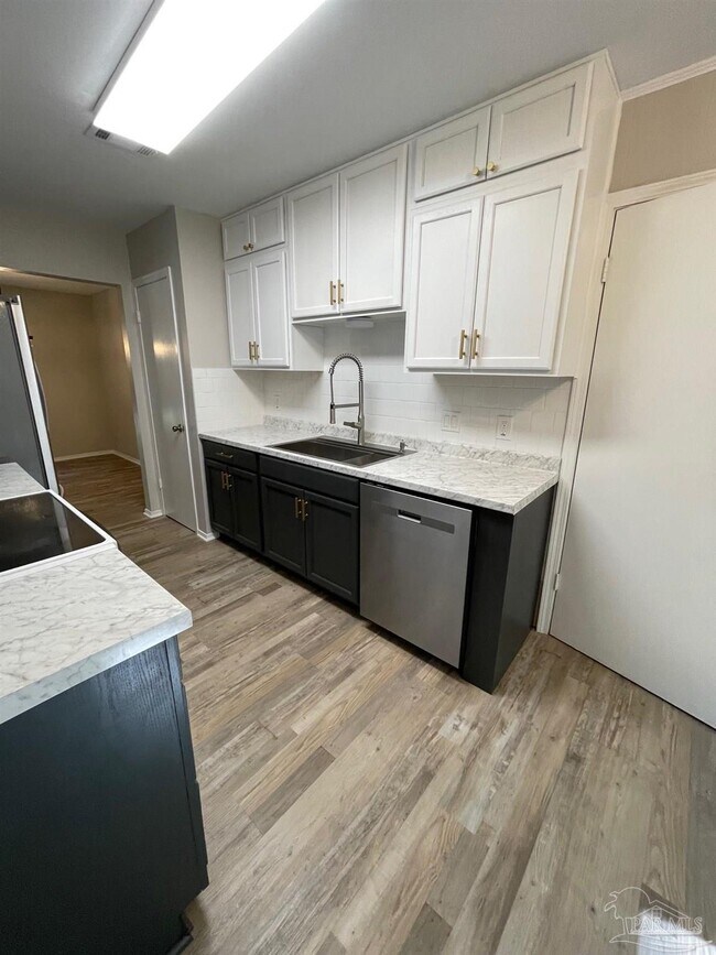 Building Photo - 4615 Gladstone Dr
