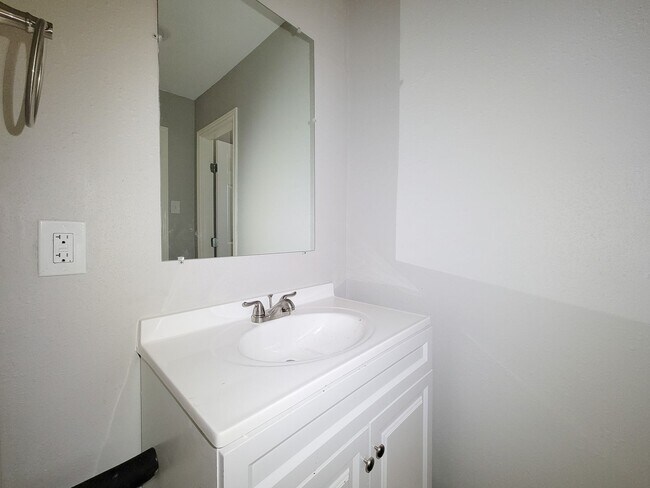 Building Photo - REMODELED AND UPDATED 4 BEDROOM 2 BATH LEA...