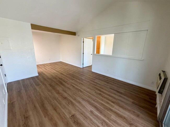 Building Photo - 960 E Bonita Ave