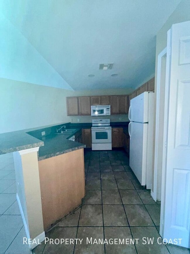 Building Photo - 726 Harold Ave S