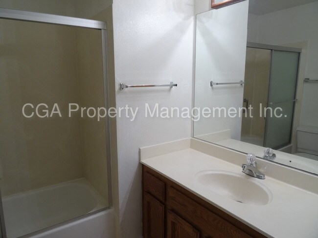 Building Photo - Cute 3 bedroom 2 bath in Antelope!