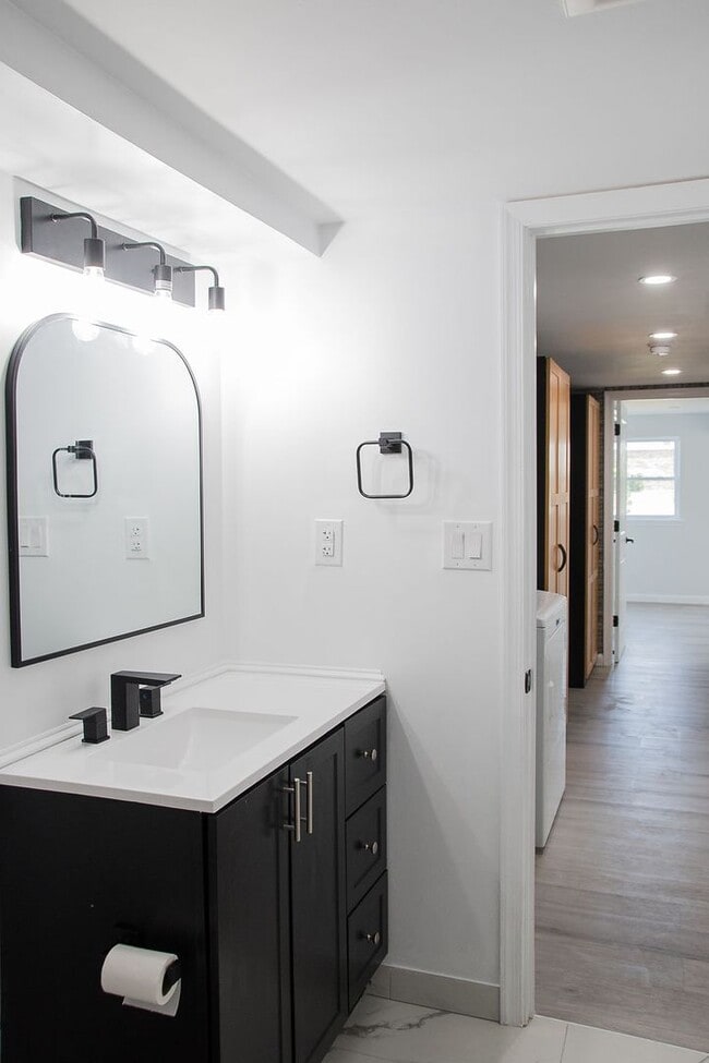 Building Photo - 124 W. First Ave./1 Bedroom, 1 Bath Apartment
