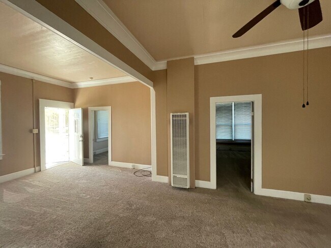 Building Photo - Spacious 3-Bed Home with Large Front & Backyard – Quiet Madera Living