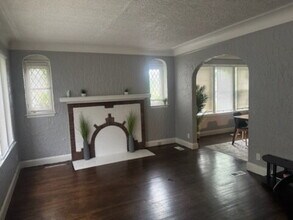 Building Photo - 2-Bedroom Duplex in Detroit's Heart – Comf...
