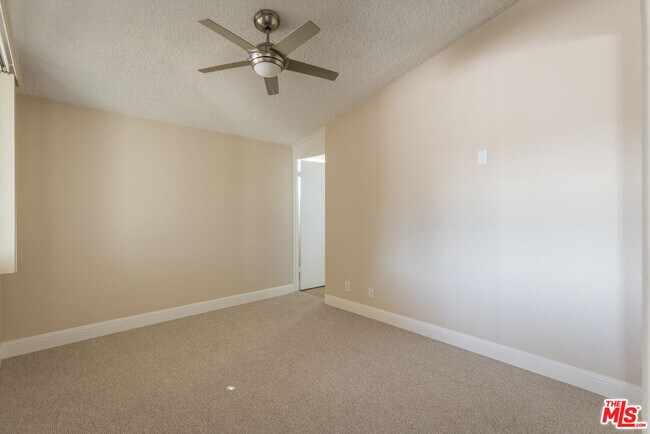 Building Photo - 4173 Del Mar Ave