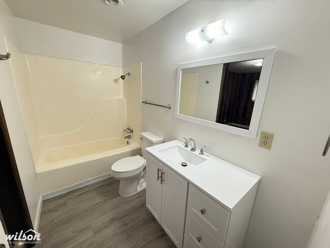 Building Photo - 1112-1114 W Fremont Ave