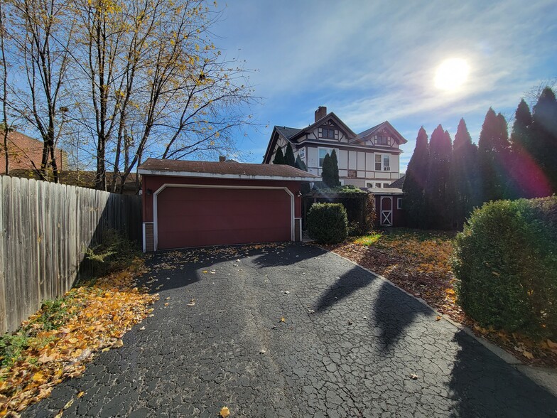 Garage - 1 spot included - 521 N Cherry St