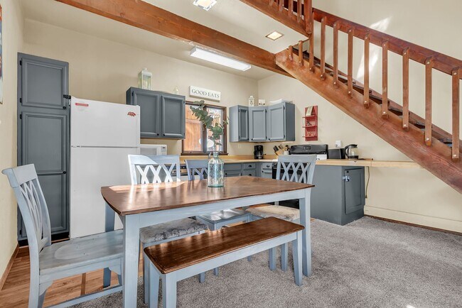 Building Photo - Property is offered at $1,800/month unfurnished, or $1,900/month furnished if preferred