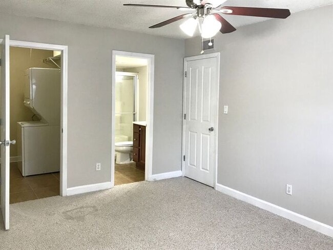 Building Photo - Beautiful 2/2 Condo with Water and Full Se...