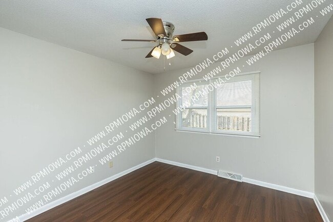 Building Photo - 312 NE Trilein Dr