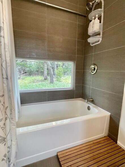 Enjoy a hot bath relaxing with nature - 300 Lonesome Trl