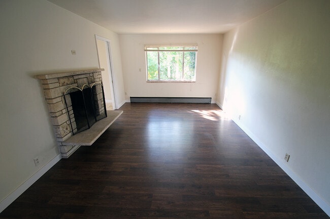 Building Photo - SPACIOUS, UPDATED 7 BEDROOM, 3 BATH, 2 KITCHENS, YARD & DEN BY UW!