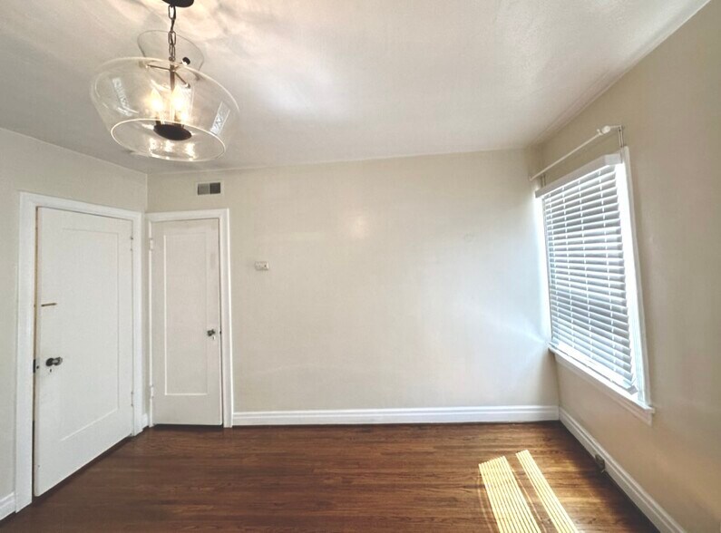 Bedroom (showing closet door) - 1925 N Commonwealth Ave