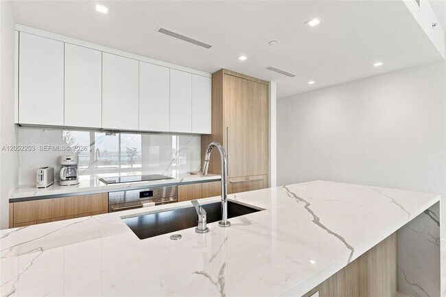 Building Photo - 2411 Laguna Cir
