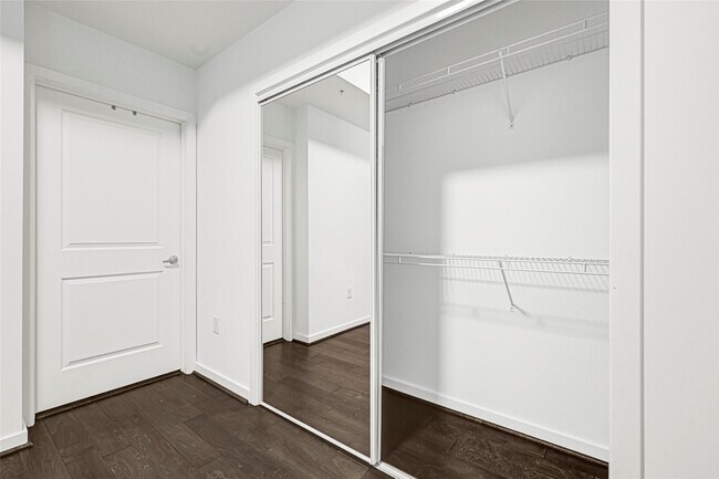 Building Photo - 5925 Almeda Rd