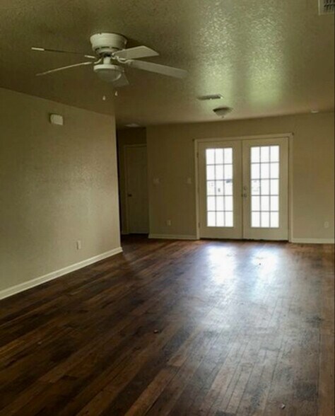 Building Photo - 4619 Hollyspring Dr