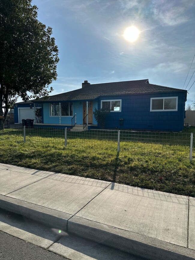 Primary Photo - Large 3 Bedroom 2 Bath Home Close to South...