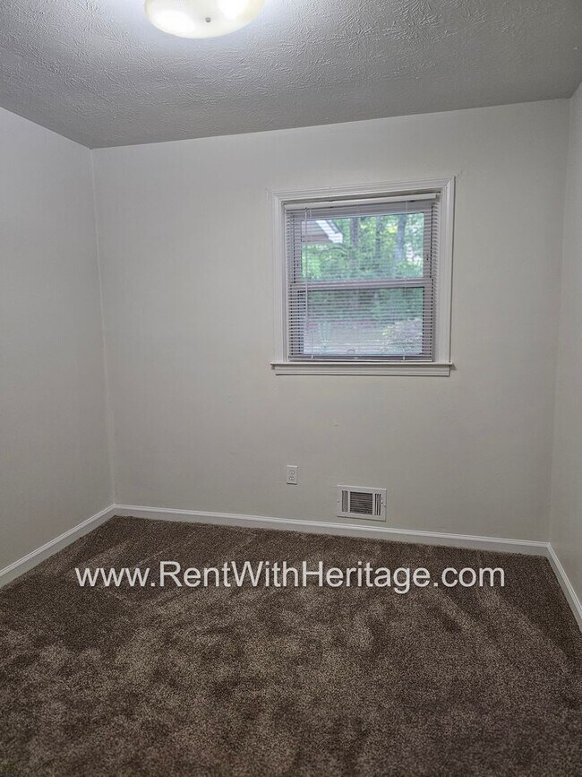 Building Photo - Amazing 4 Bedroom/ 2 Bath Home / Bonus Roo...