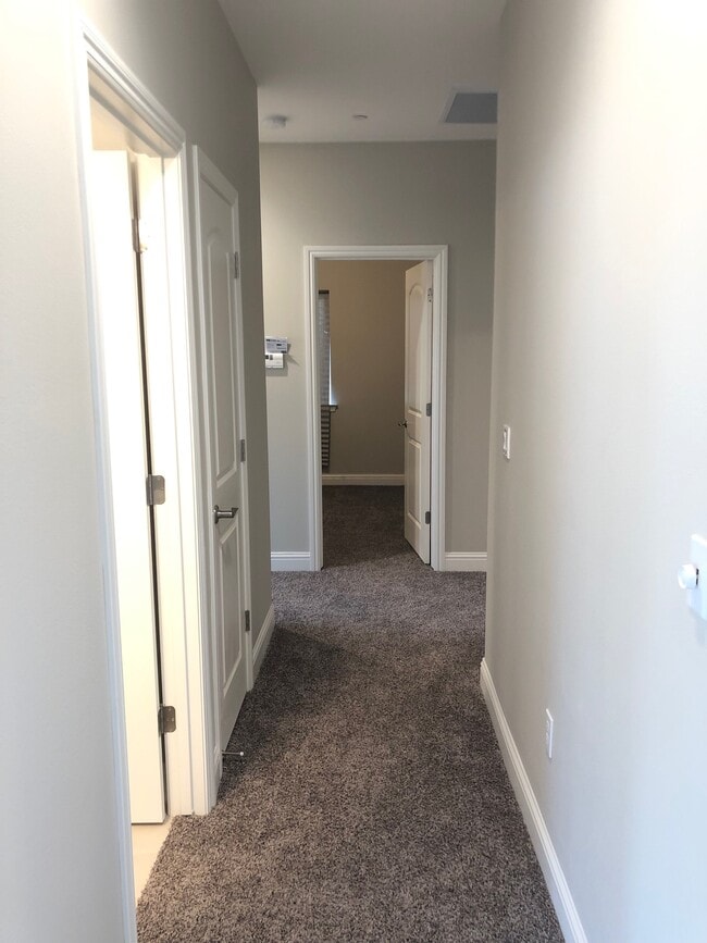 Building Photo - 483 Glendon Pl