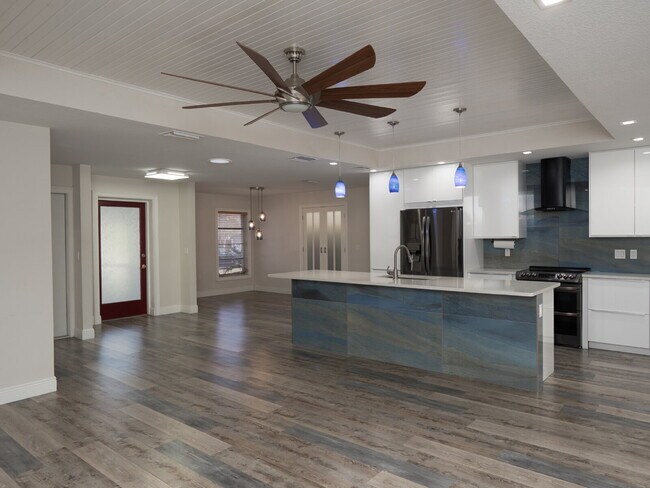 Building Photo - 3525 Riviera Dr