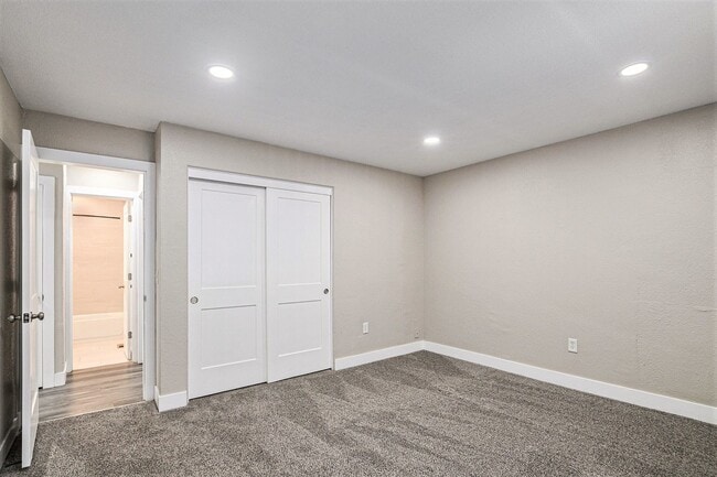 Building Photo - Hale neighborhood duplex w/large patio for...