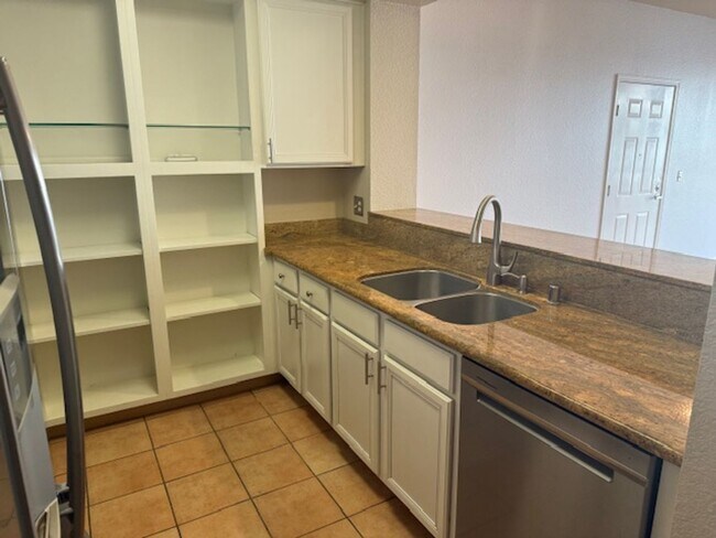 Building Photo - Charming Condo offer convinience and seclusion