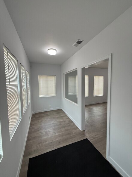 Building Photo - 333 W Spruce Ave