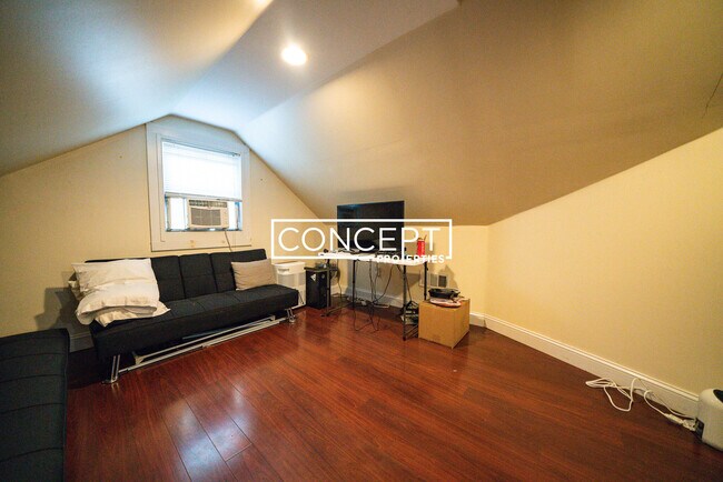 Building Photo - 4 Iroquois St