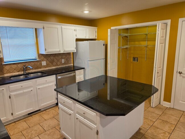 Building Photo - Great 3BR 2BA Find in Pleasant Tree Neighborhood!