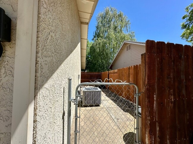 Building Photo - Beautiful well maintained home! Excellent ...