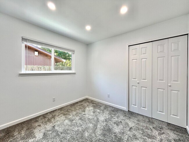 Building Photo - Inviting 3/BR 2/BA Home with Spacious Layo...