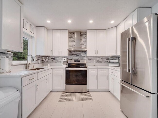 Building Photo - 4754 Lake Shore Dr