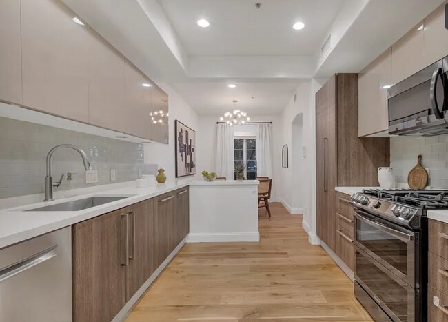 Building Photo - Hidden-Gem Townhouse in WeHo: 2 Bed/2.5 Bath, Private Entrance + Patios, 2 Parking, Norma Triangle