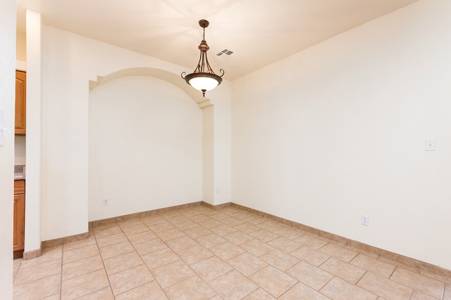 dinimg room - 2375 Saturn Cir