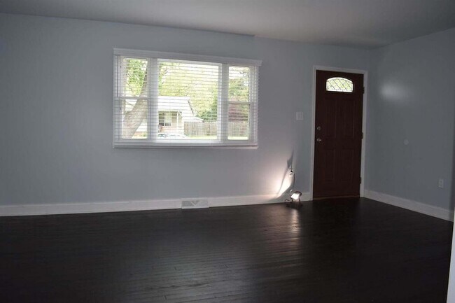 Building Photo - 351 Maple St