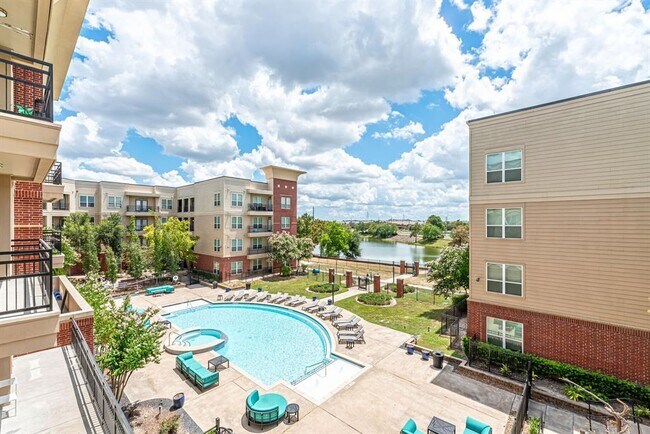Building Photo - 8877 Lakes at 610 Dr