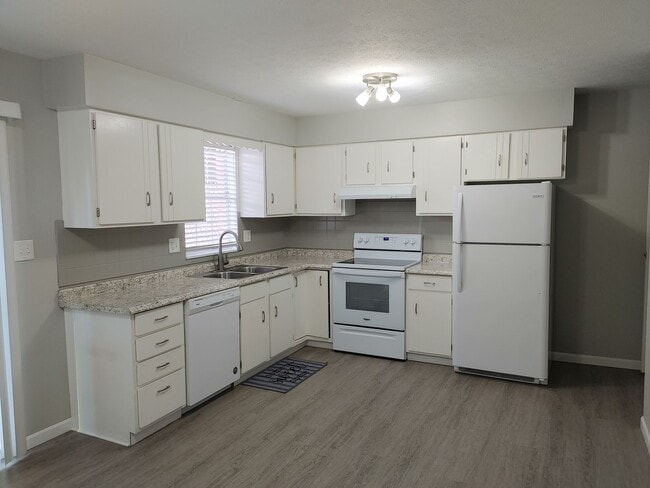 Building Photo - COZY TOWNHOME IN WILLOW TERRACE