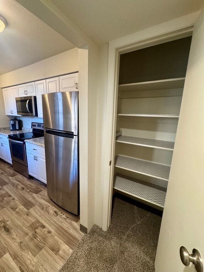 Building Photo - 2 Bedroom Townhome with Pool and Fitness Center/Centrally Located!!