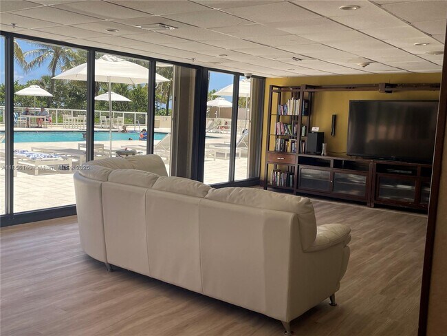 Building Photo - 10185 Collins Ave