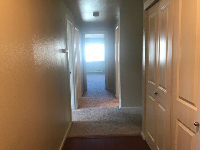 Building Photo - $2500-3Beds 2BA W/D 2 reserved parking, po...