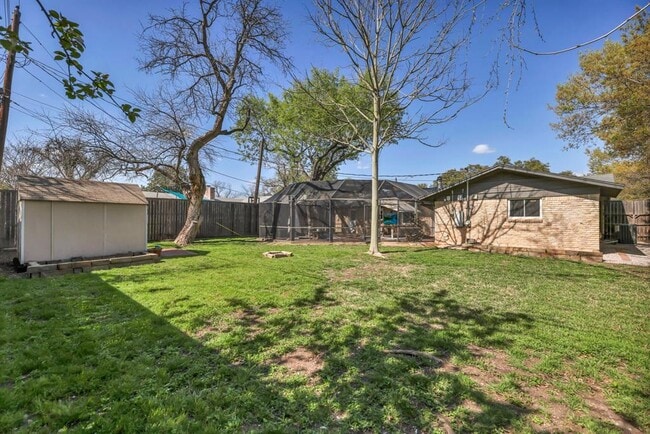 Building Photo - 2805 Silverway Dr