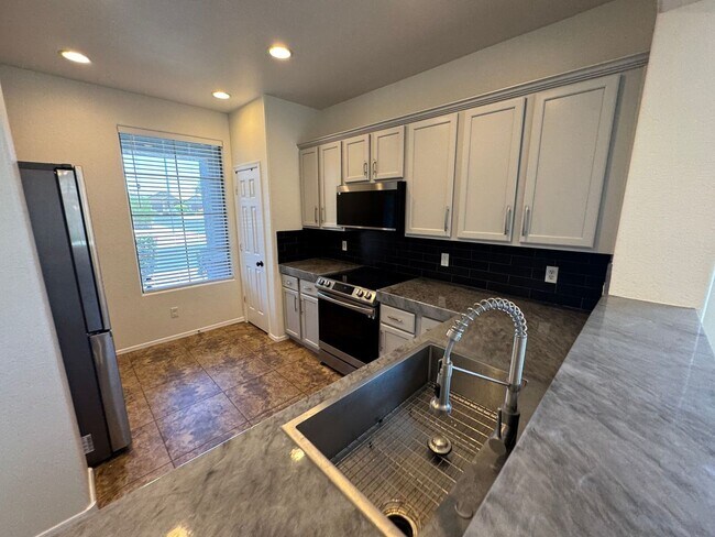 Building Photo - 4133 E Cherry Hills Dr