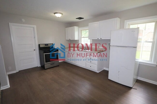 Building Photo - Three Bedroom House | Large Backyard