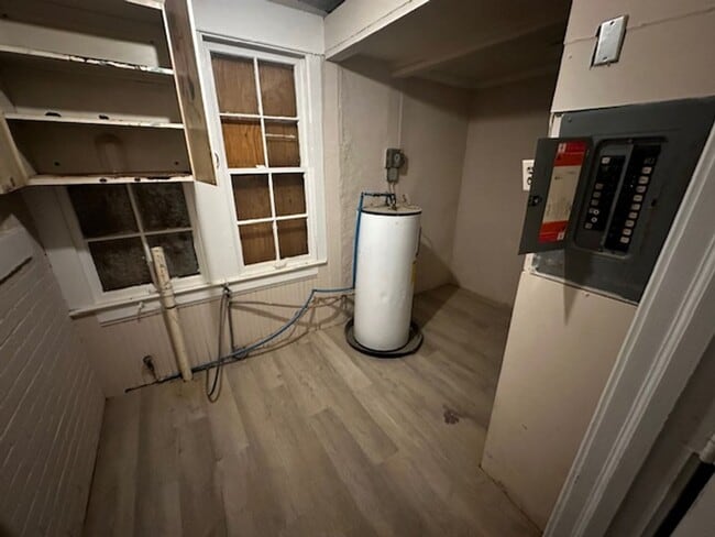 Building Photo - 610 Marigold St